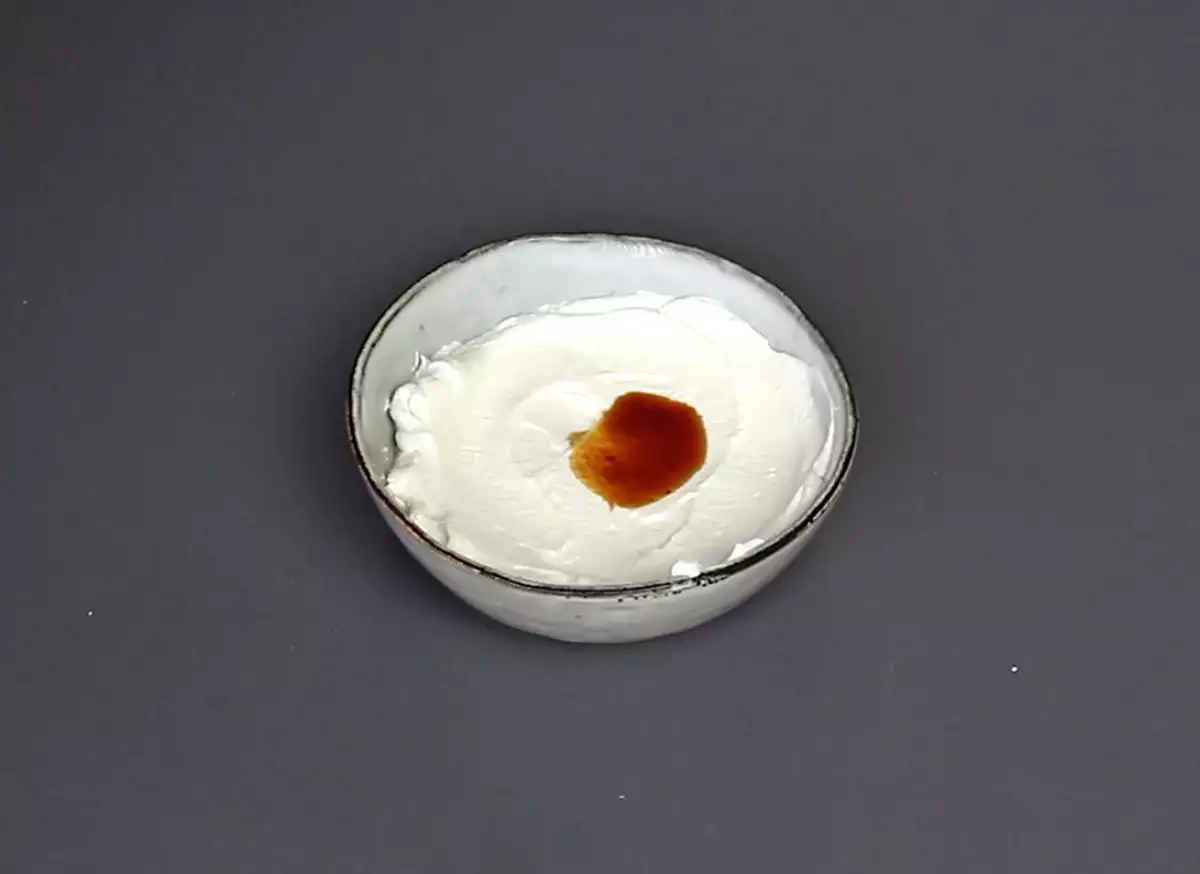 Krok 1: Smíchejte jogurt a vanilku.