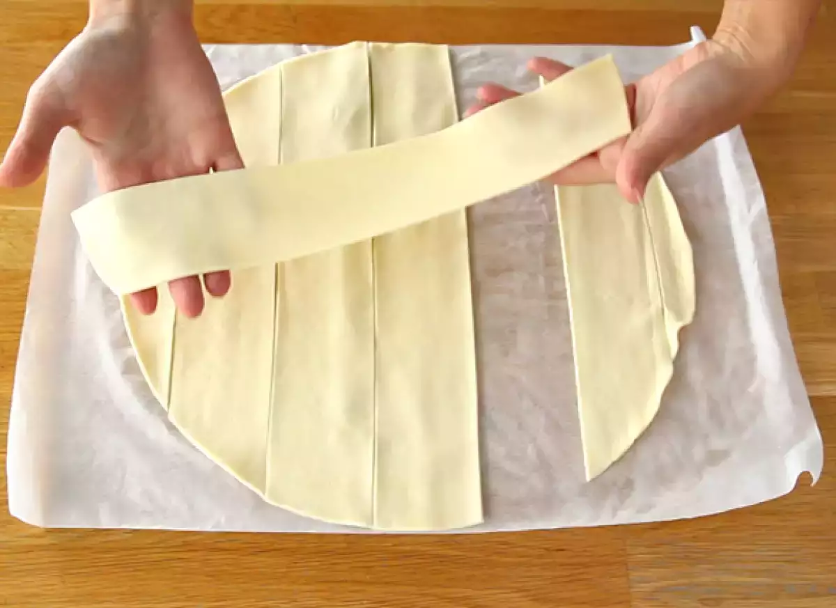 Krok 2: Proužky listového těsta a vrstva džemu