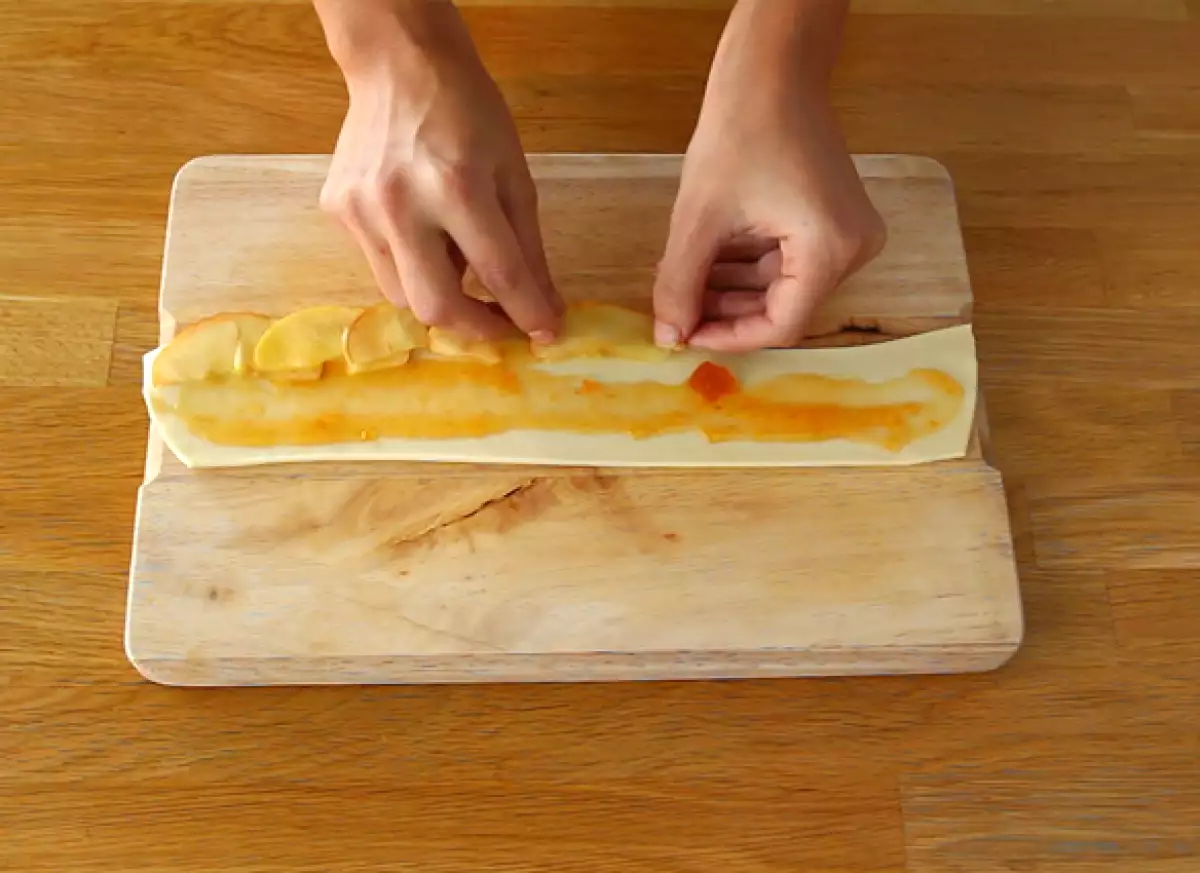 Krok 3: Jablka položte do řady tak, aby se překrývala.