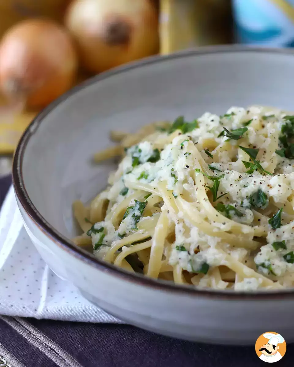 6. Krémové cibulové špagety