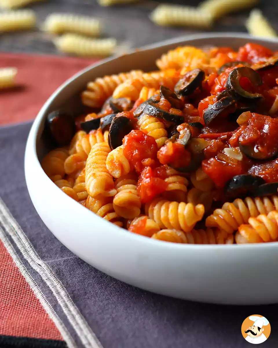 7. Fusilli s omáčkou z černých oliv
