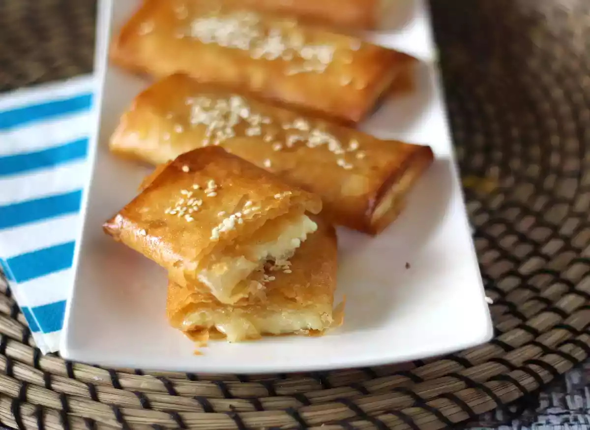 8. Zapečené feta saganaki: řecký dotek, který dělá své vlastní