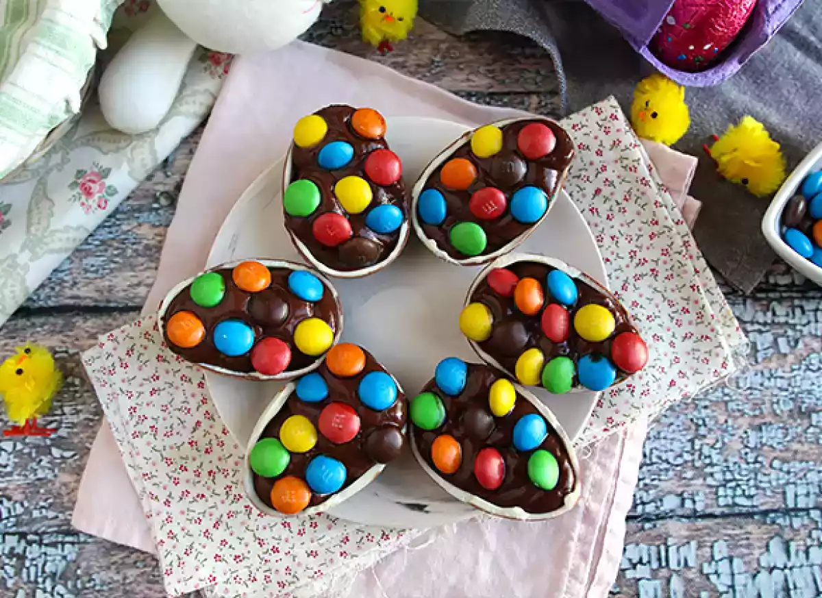 1. Velikonoční vajíčka plněná čokoládovým krémem a m&m's