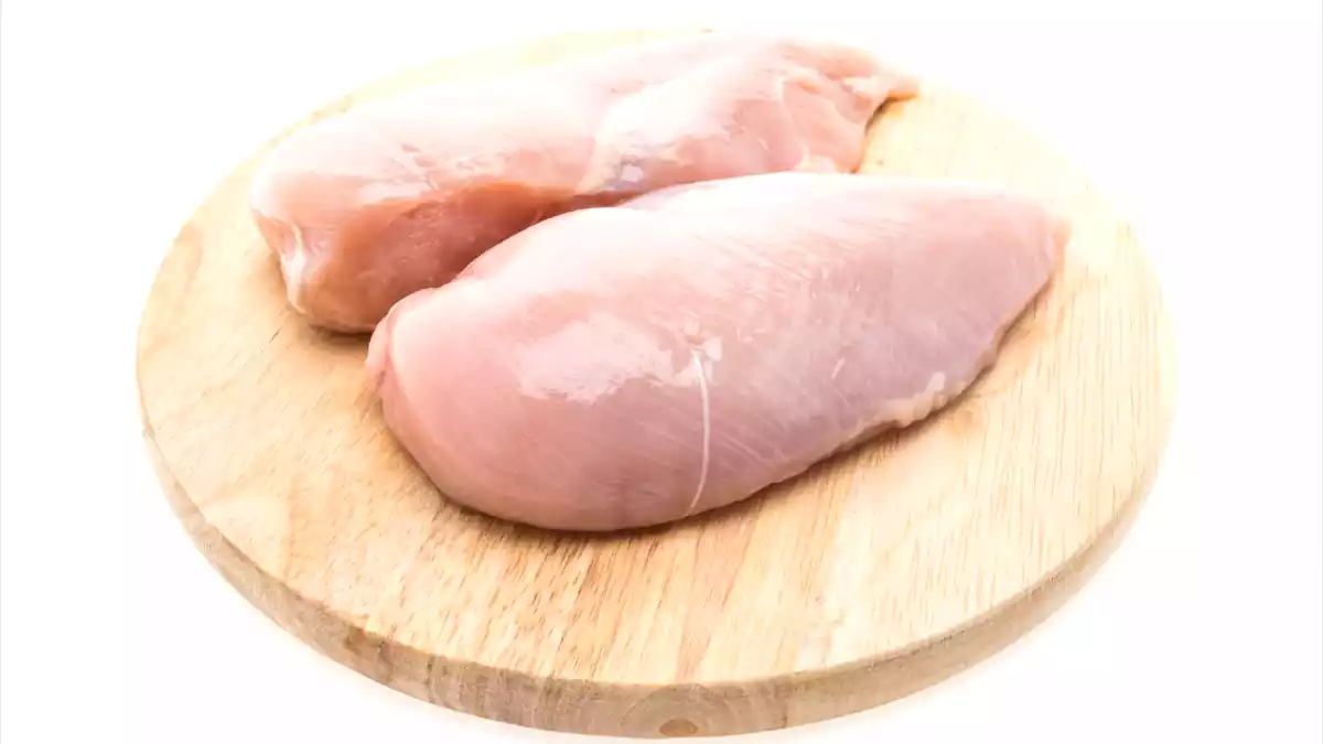 Bílé pruhy na kuřecích prsou: co to je a proč vzbuzují obavy?
