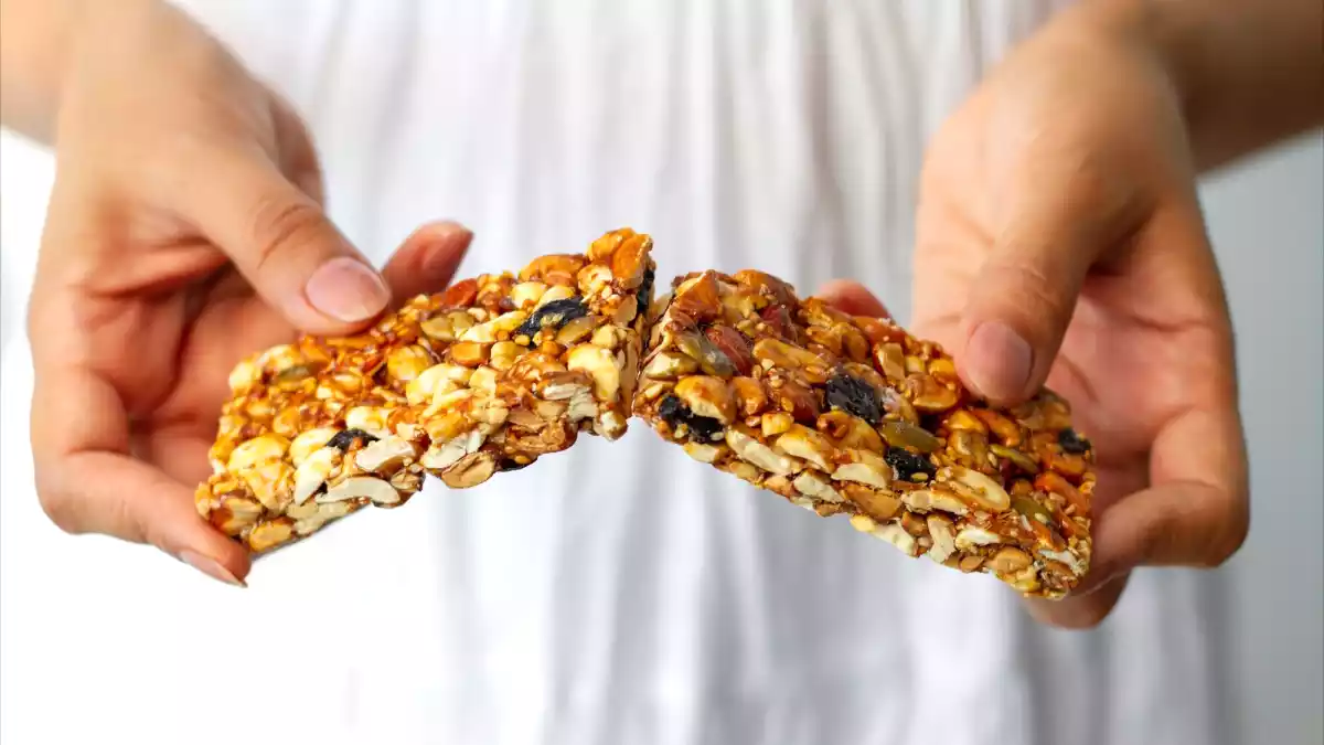 Měli byste si vybrat proteinové tyčinky? Co skutečně poskytují (a co skrývají)