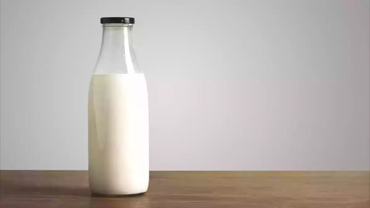 Proč už byste neměli skladovat mléko ve dveřích chladničky?