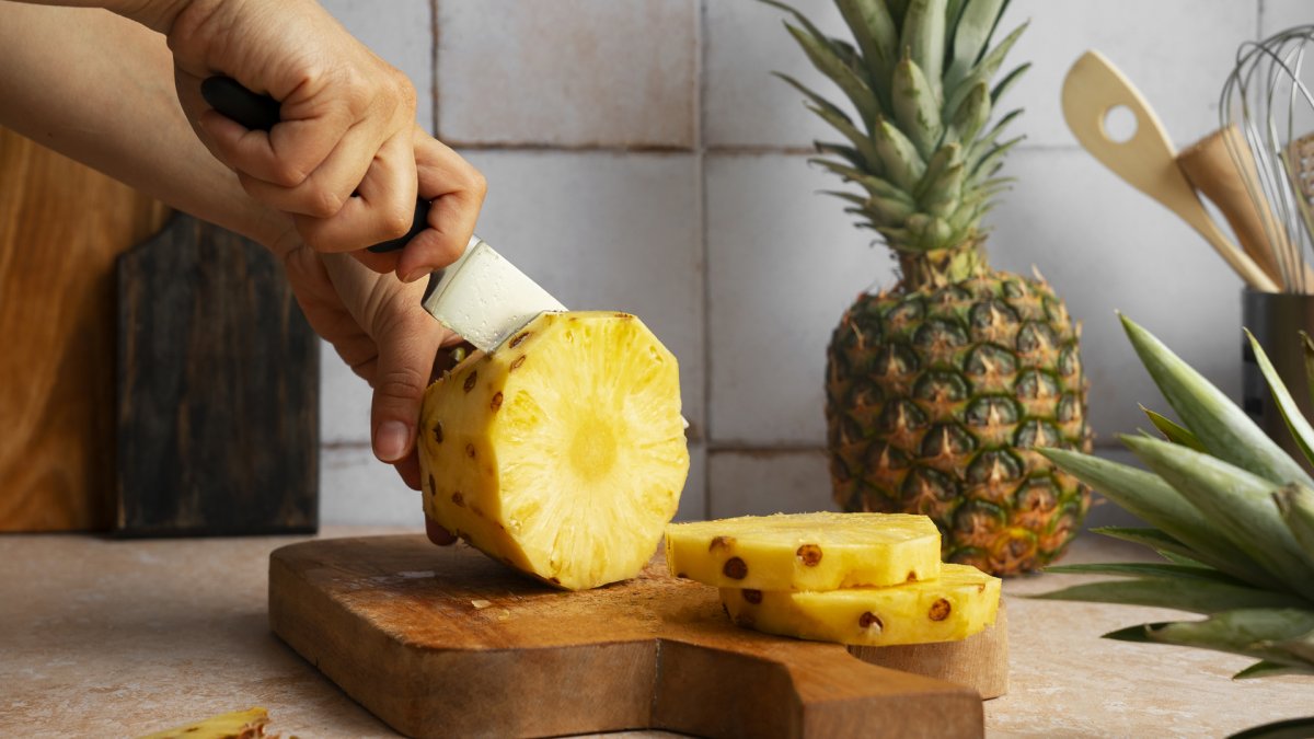 Svědí vás jazyk, když jíte ananas?