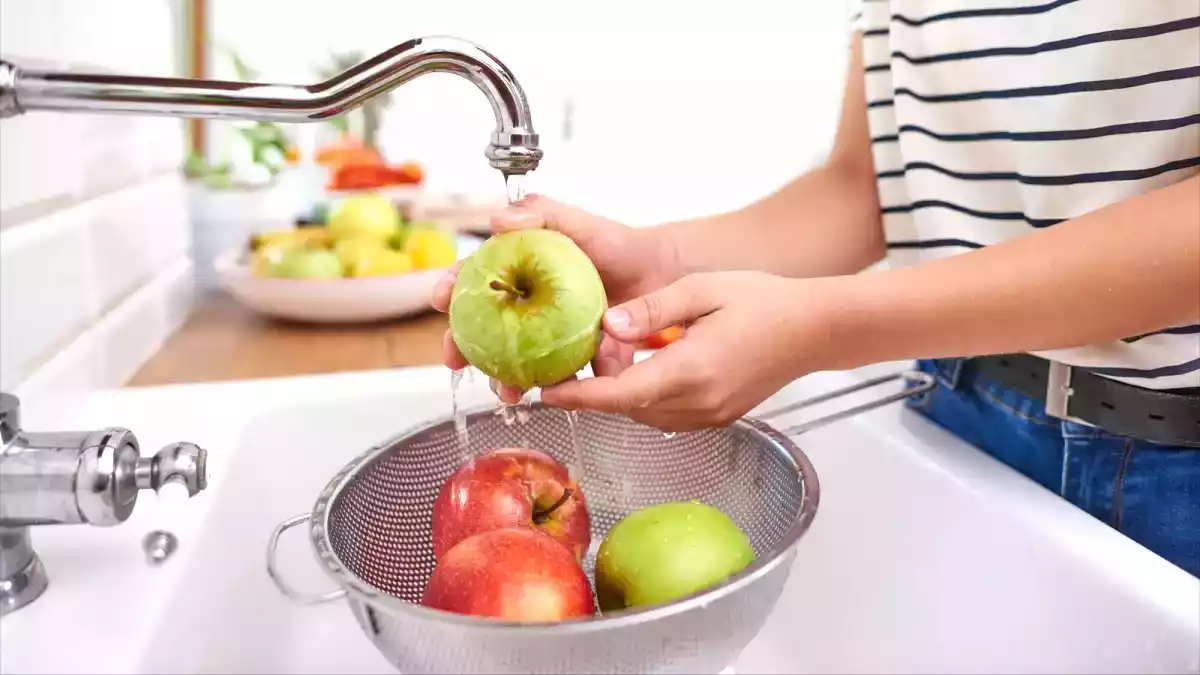 Myjete ovoce správně? Podívejte se na chybu, která škodí vašemu zdraví