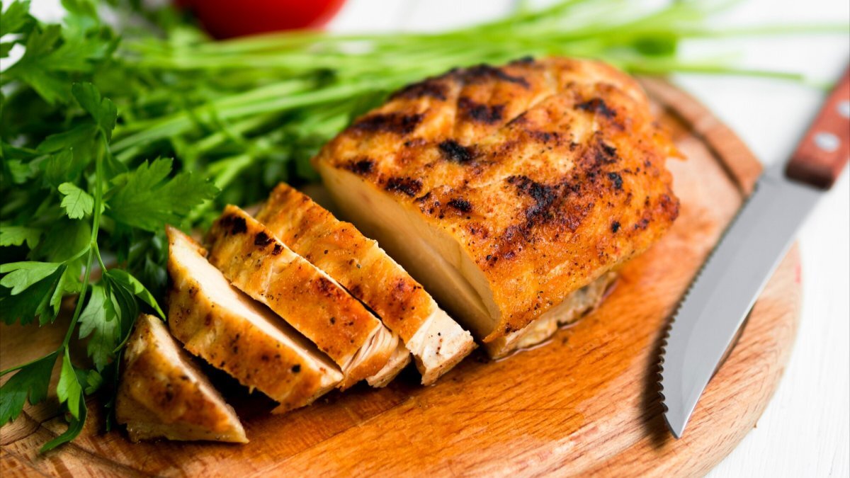 Chyby, kvůli kterým je kuře na grilu suché (a jak je napravit)