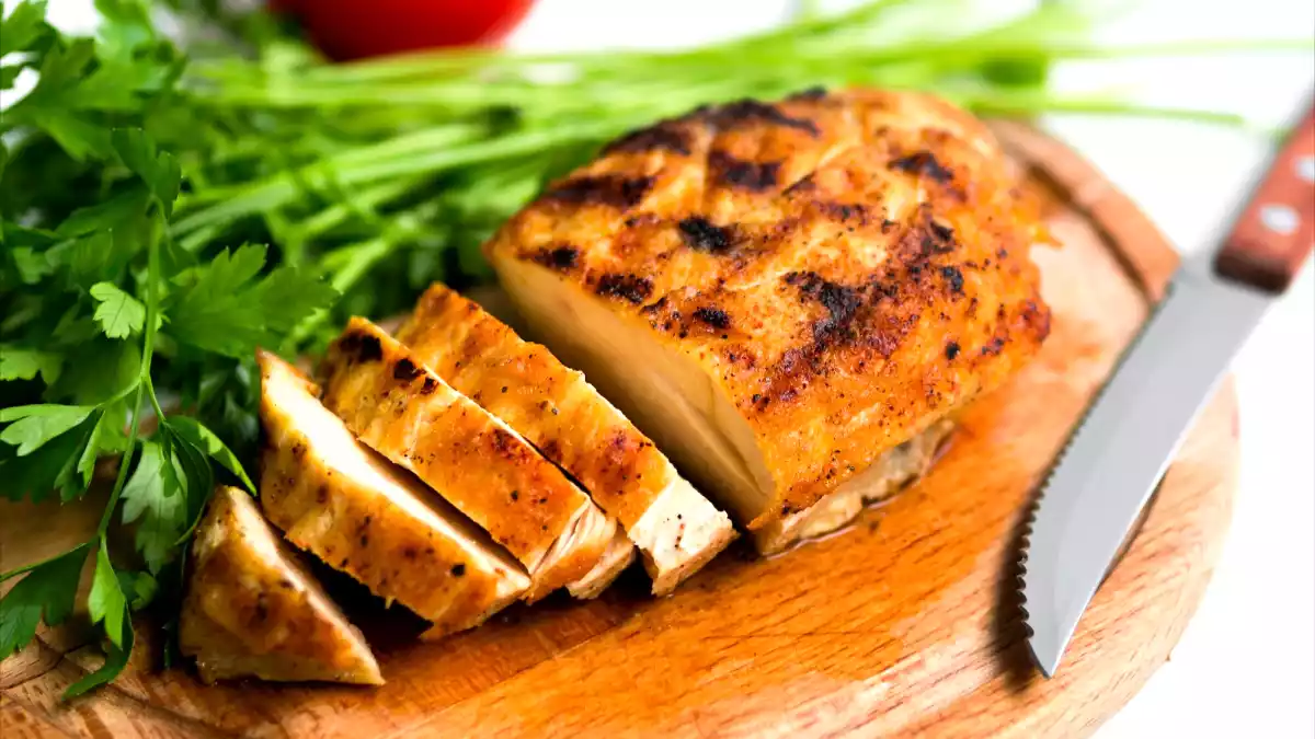 Chyby, kvůli kterým je kuře na grilu suché (a jak je napravit)