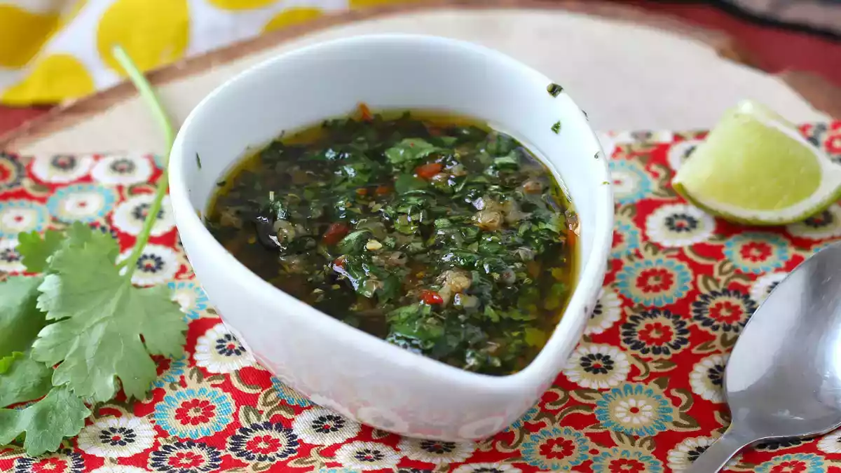 Nedělejte těchto 9 (velmi) častých chyb při přípravě omáčky chimichurri.