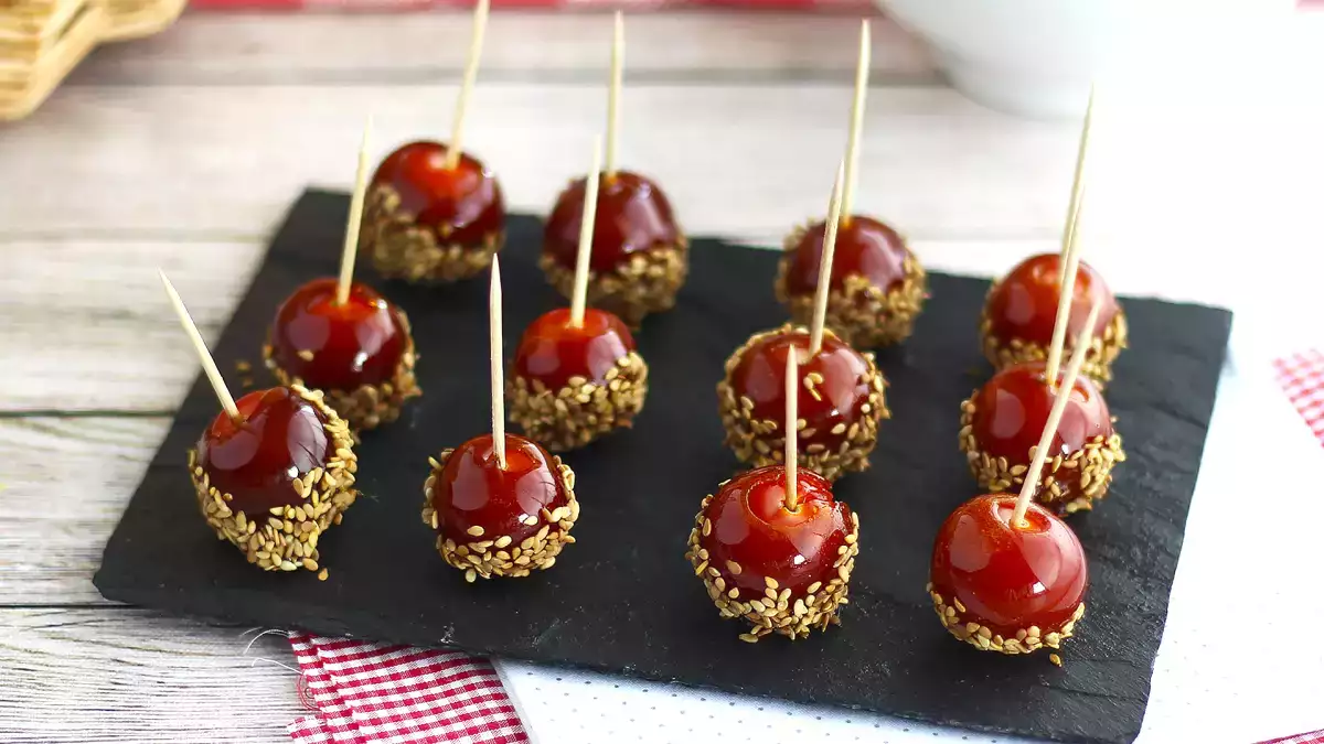Cherry rajčata na vrcholu: 6 snadných a originálních receptů na letní předkrmy