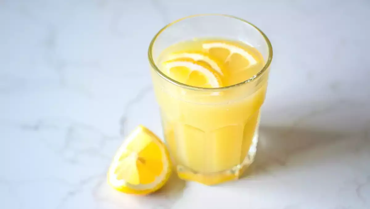 Opravdu se po pití citronové šťávy nalačno hubne? Mýtus nebo realita?