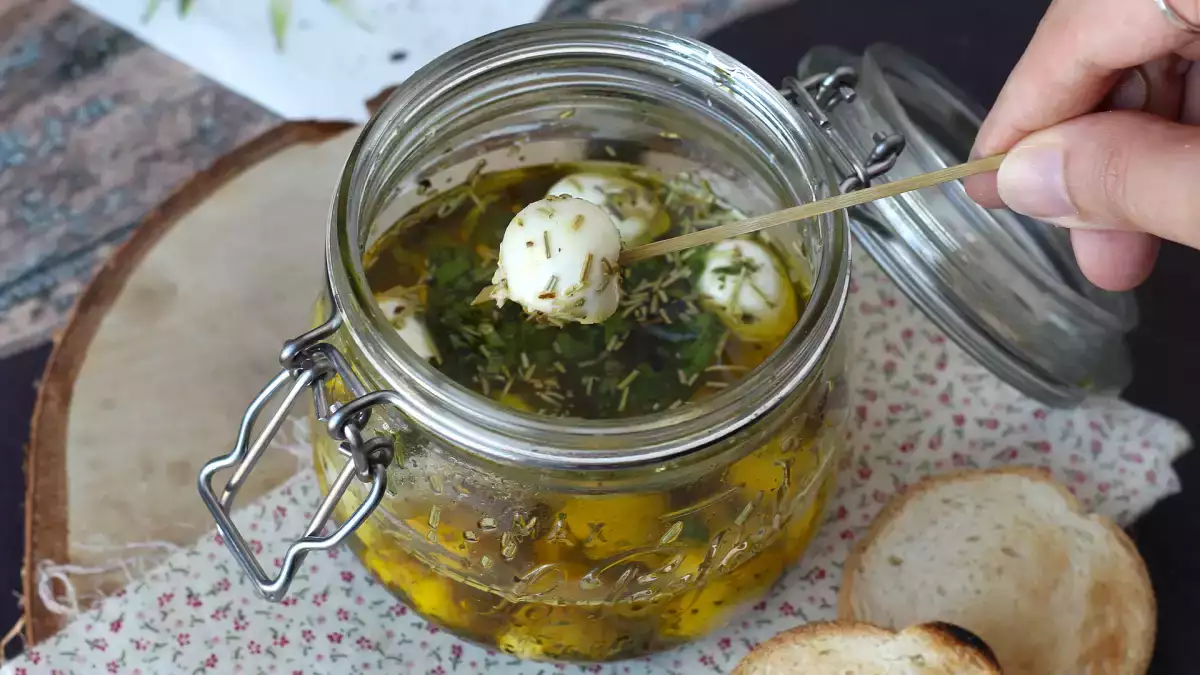 Tyto marinované mozzarellové kuličky jsou naprostou závislostí (a zmizí ze stolu, než mrknete).