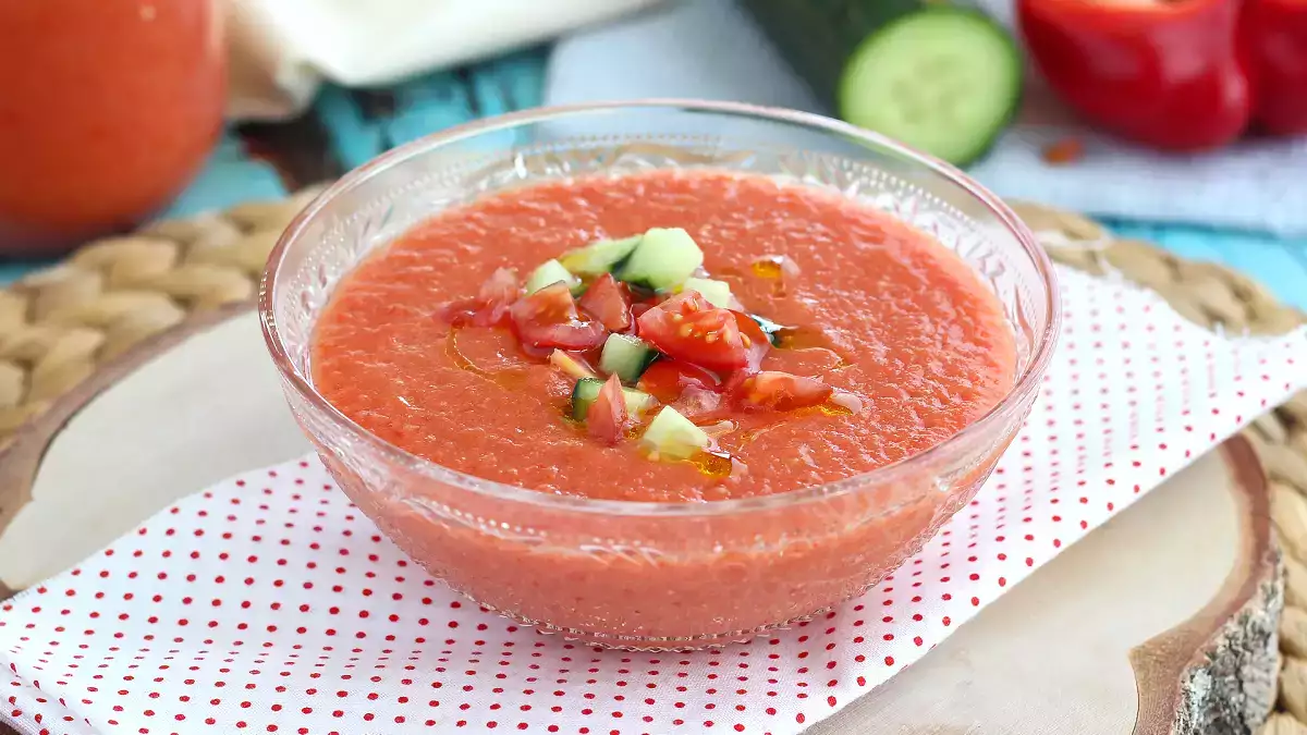 Pokud jste byli ve Španělsku, určitě jste ho ochutnali: tady je návod, jak si doma připravit pravé gazpacho za 10 minut!