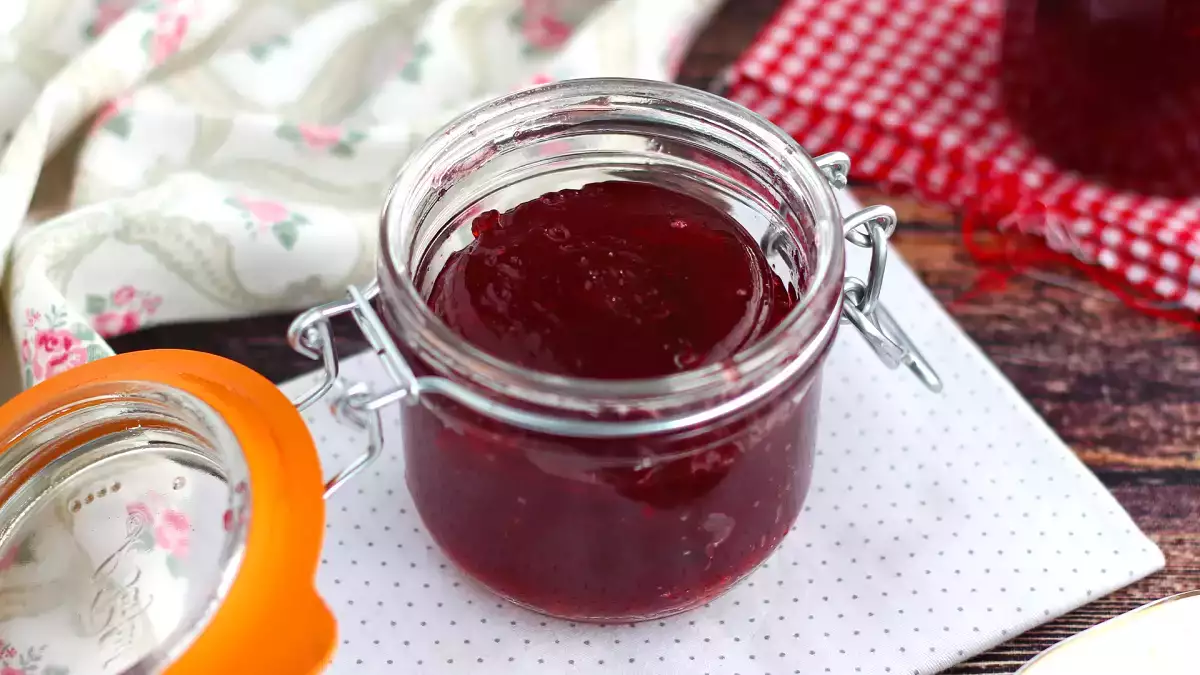 Domácí švestková marmeláda z pouhých tří ingrediencí? Ano, je to možné a je to naprosto vynikající!