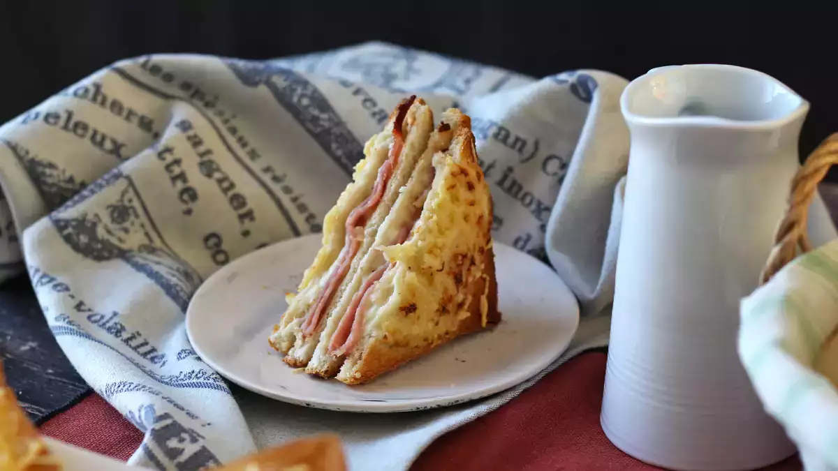 Tento expresní croque-monsieur z fritézy zachrání vaše obědy před školou