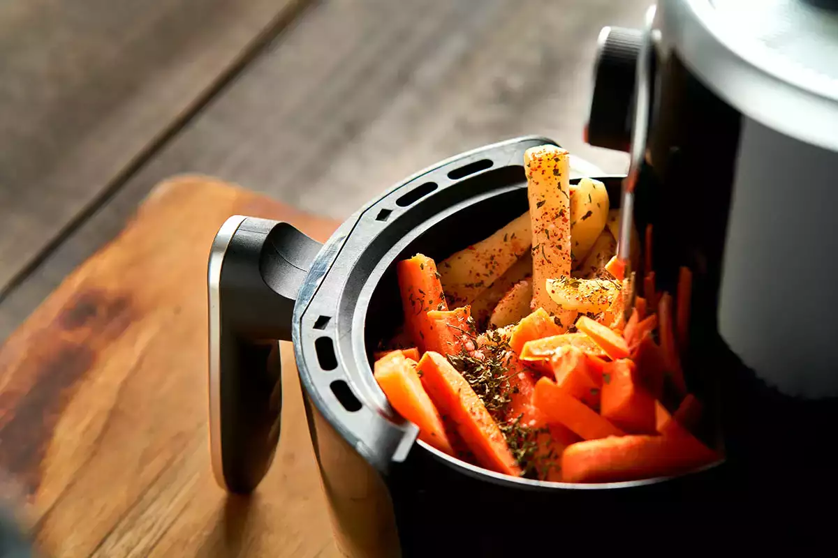 Horkovzdušná fritéza : je opravdu nutné použít pečicí papír? Překvapivá odpověď