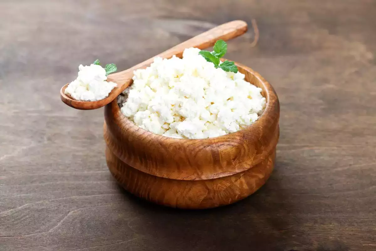 Příprava domácího tvarohu umožňuje skutečně ušetřit a recept je ultra rychlý