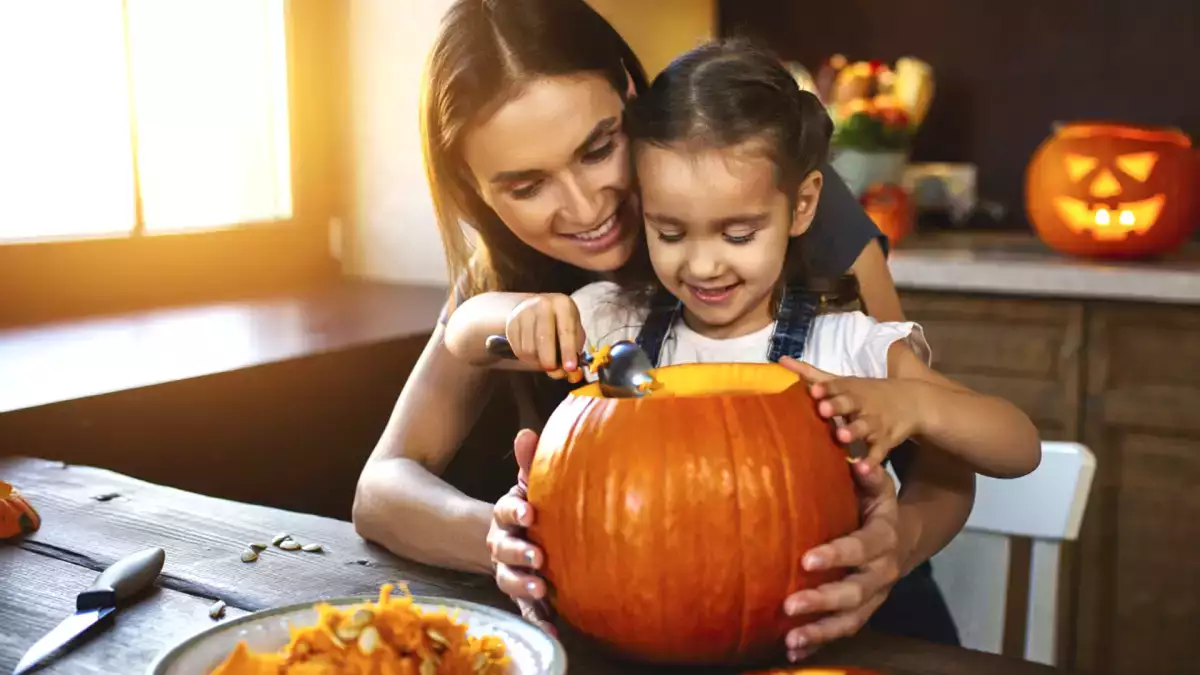 Jak si doma vyřezat dýni a užít si halloweenský rituál bez pořezání a strachu.