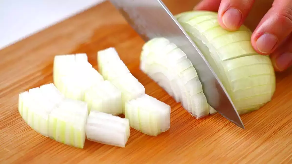 Cibuli krájíte vždycky špatně (tady je důvod)