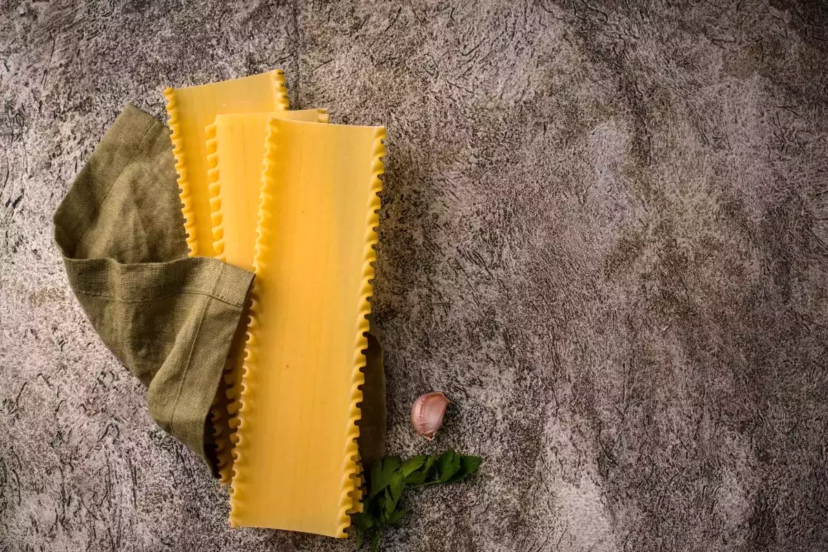 Je třeba vařit lasagne těstoviny před zapékáním?