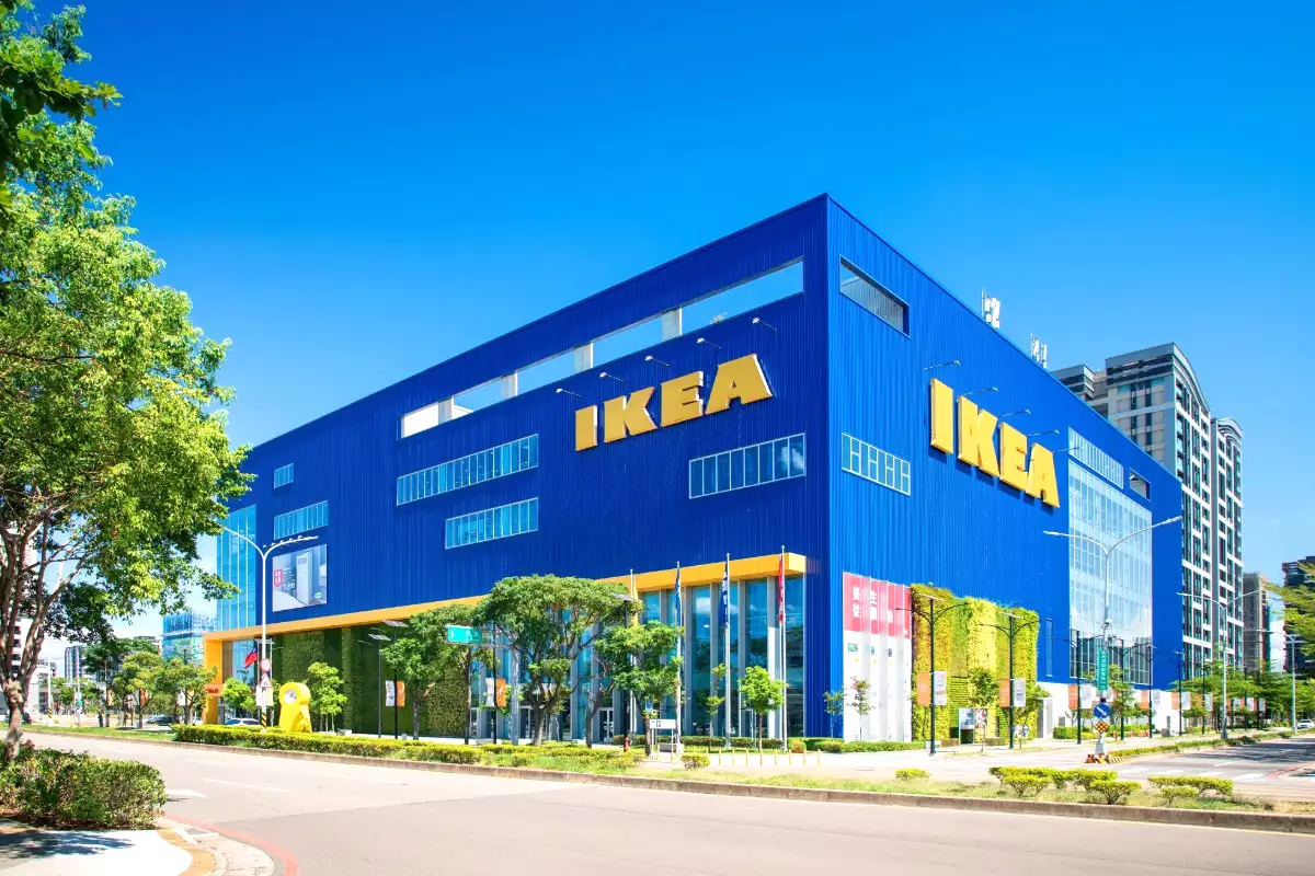 Toto skládací stojan IKEA za 9, 99 eur zcela promění váš pracovní stůl