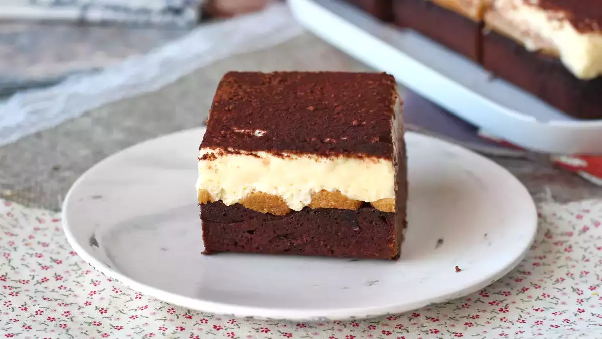 Stále se rozhodujete mezi brownies a tiramisu? Tento dezert toto dilema ukončí díky neodolatelné kombinaci.