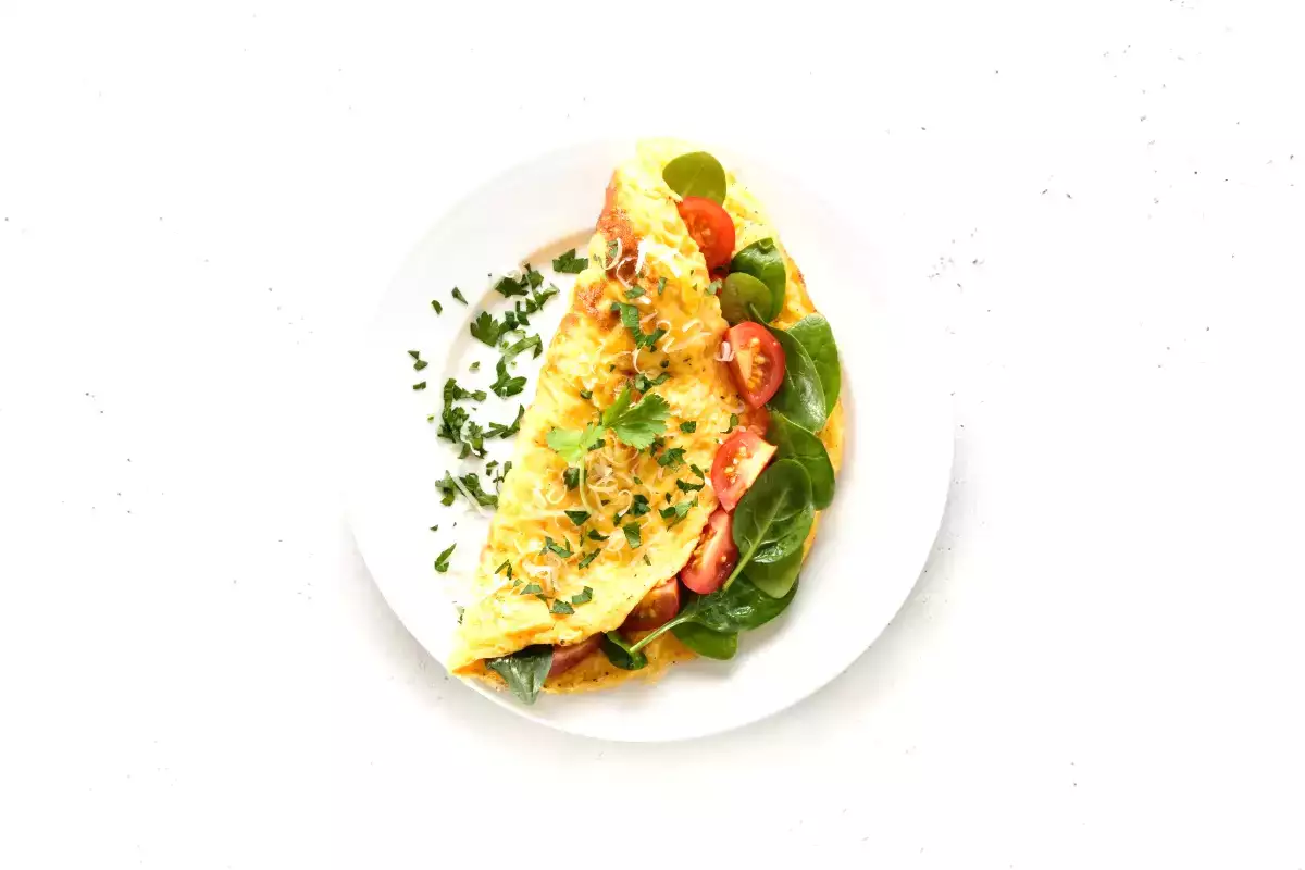 Jak si udělat vajíčkovou omeletu na způsob restaurace za tři minuty jen s vidličkou