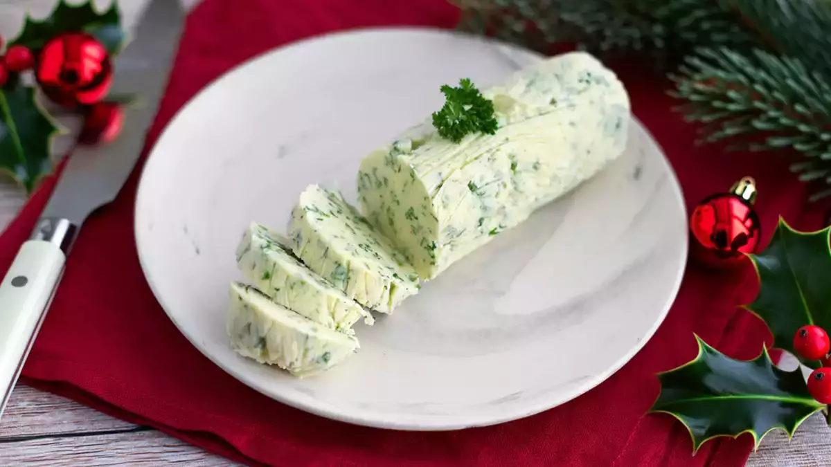 Toto vánoční kořeněné máslo je jednoduché na přípravu a promění každý pokrm.