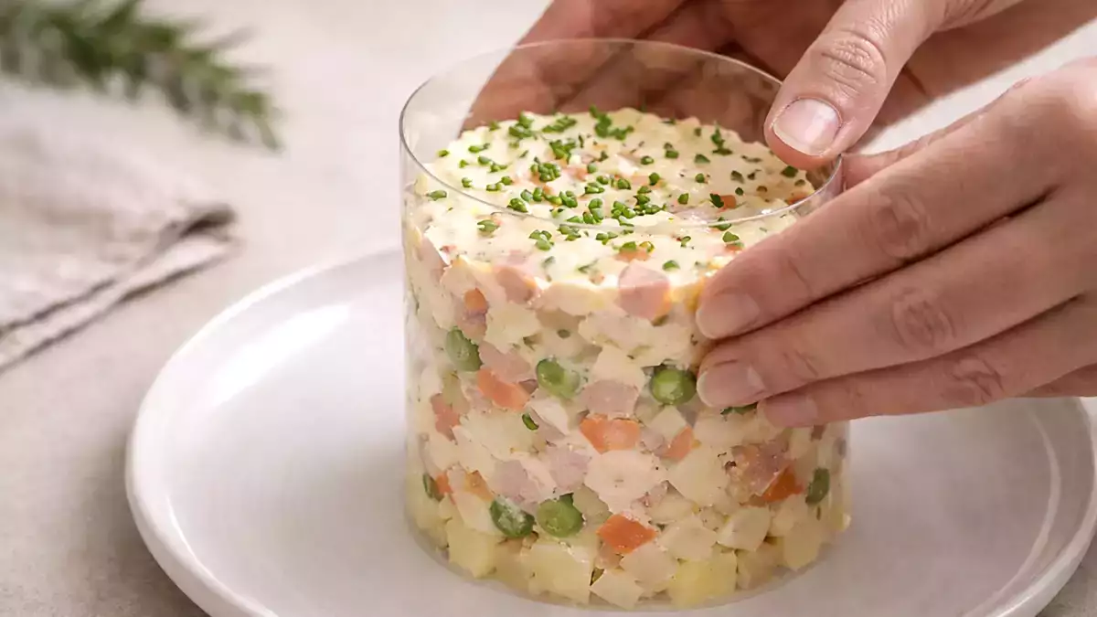 Bez potahovacího kruhu a s hosty: trik, který zachrání prezentaci vašich pokrmů (s něčím, co už máte doma).