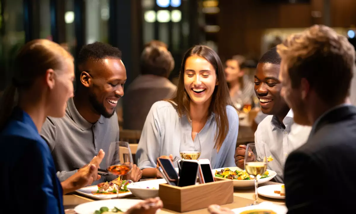 Stále více restaurací se rozhoduje pro zákaz telefonování: co se skutečně stane se zákazníky?