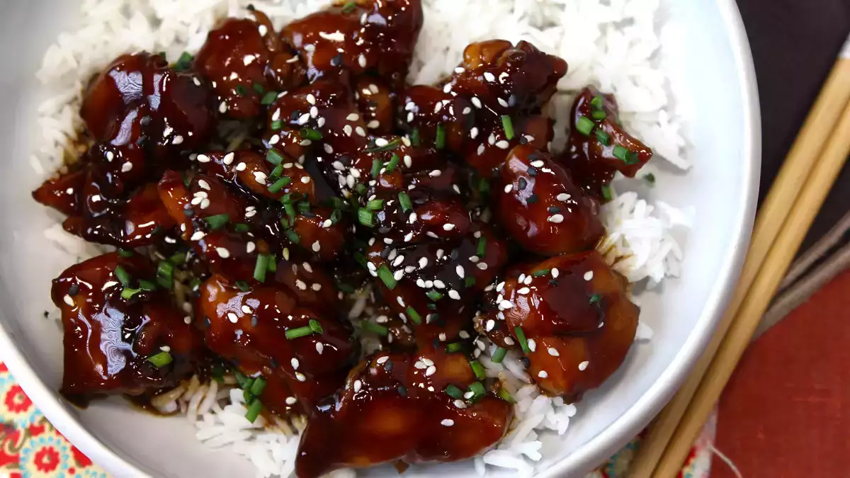 Pokud používáte sójovou omáčku jen na yakisobu, těchto 33 receptů vám zamotá hlavu (a váš týdenní jídelníček).