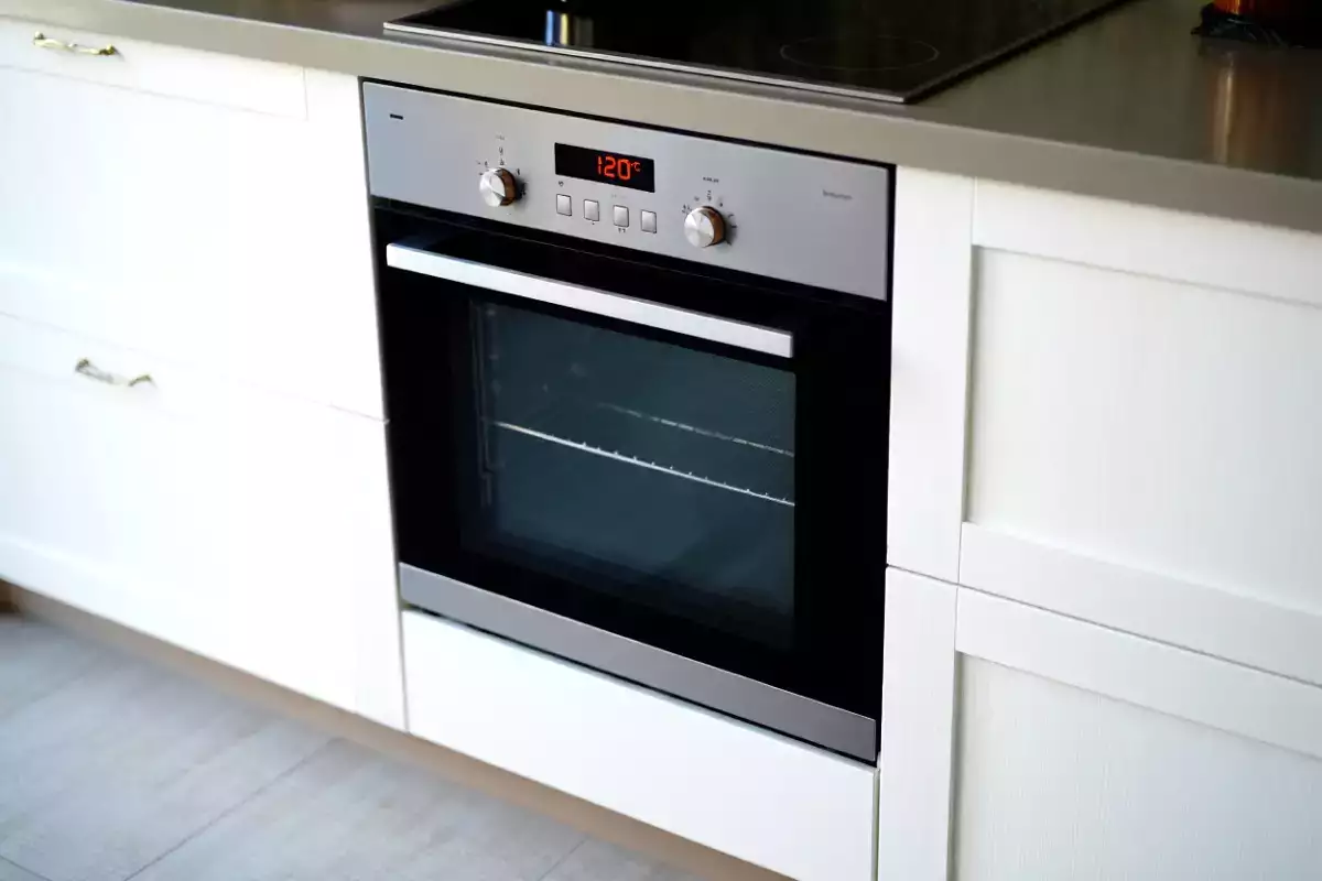 Proč si vybrat troubu s ventilátorem? Skutečné výhody při každodenním používání