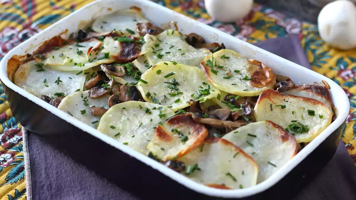 8 bramborových gratinovaných pokrmů, které vyřeší každé jídlo týdne v troubě, ve fritéze a se sladkými bramborami.