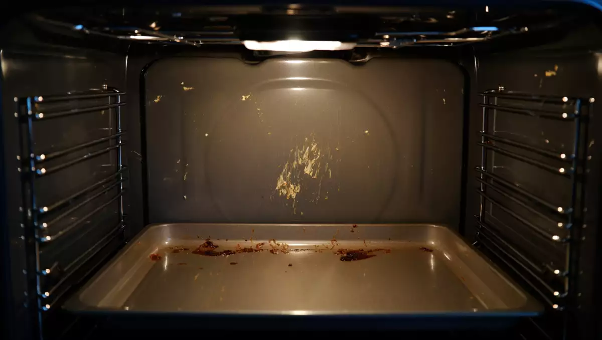 Je vaše trouba plná usazeného tuku? Zde je jednoduchý tip, jak ji vyčistit bez chemikálií.