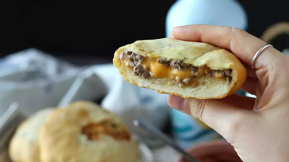 Těchto 10 receptů s taveným sýrem přivádí všechny k šílenství (a brzy pochopíte proč).