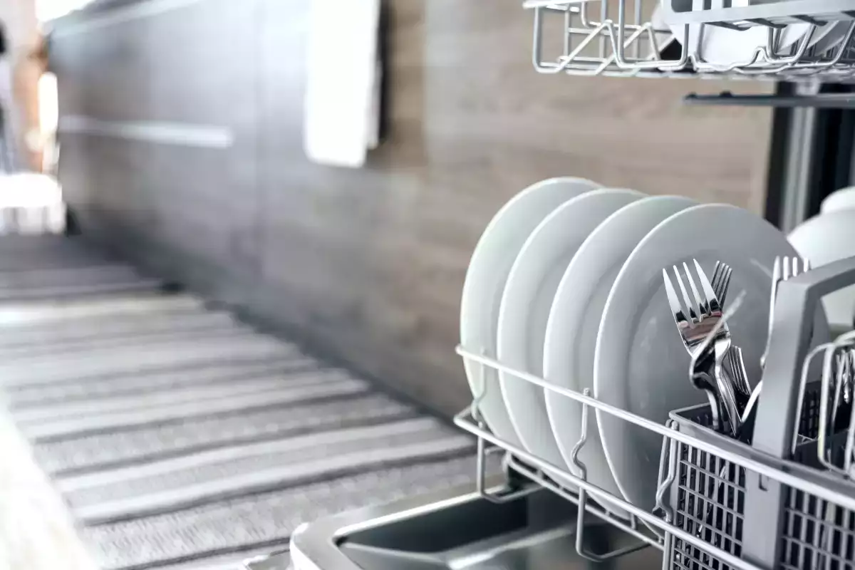 Měli byste nádobí před vložením do myčky oplachovat - radí odborníci