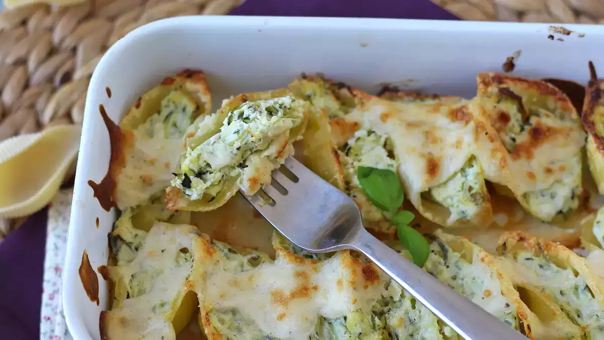 Conchiglioni plněné ricottou, cuketou a citronem: ideální krémový první chod k velikonočnímu obědu