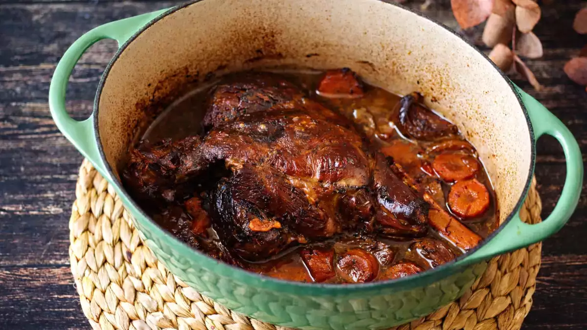 Jak připravit pomalu pečenou jehněčí kýtu: snadný postup pro křehké a chutné maso