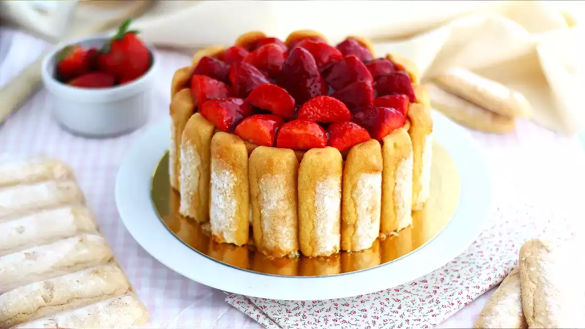 Tato jednoduchá jahodová šarlotka je jednoznačně náš nejoblíbenější jarní dezert!