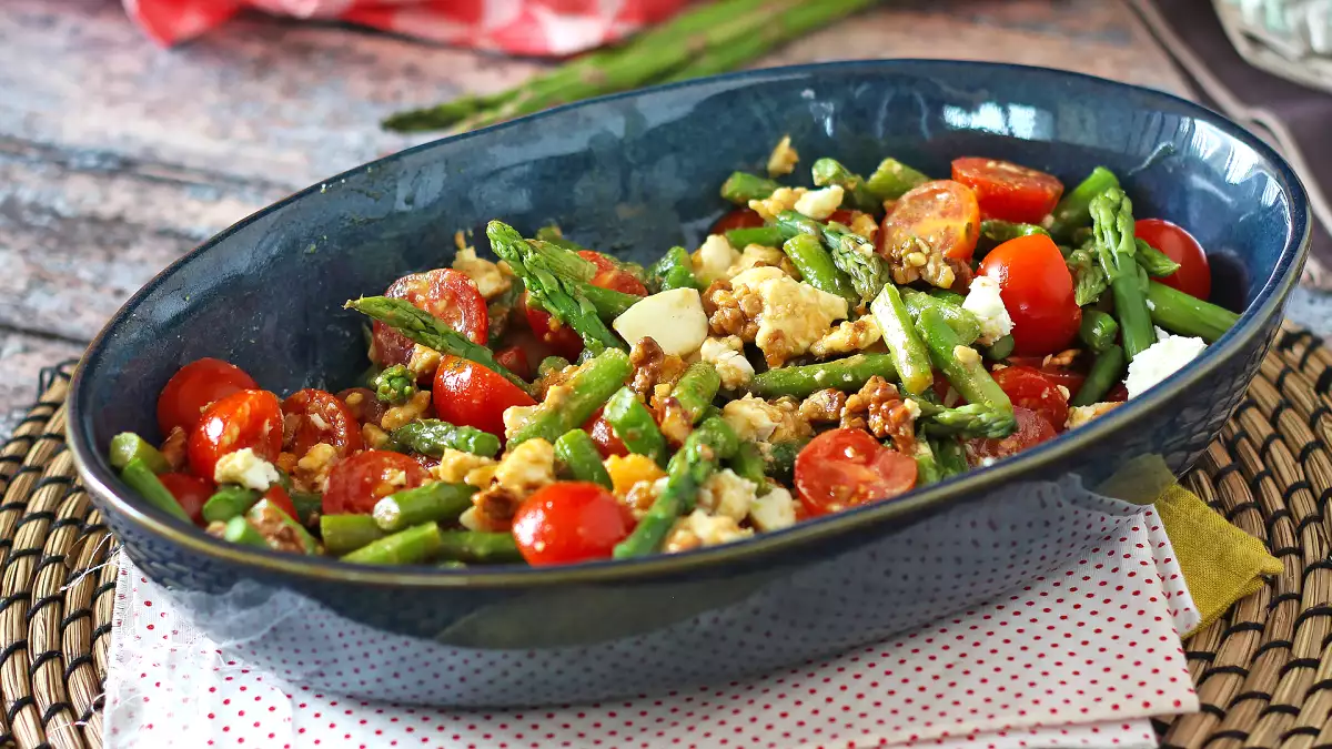 Jsou v rozkvětu: 9 receptů se zeleným chřestem, které maximálně využijí sezónu