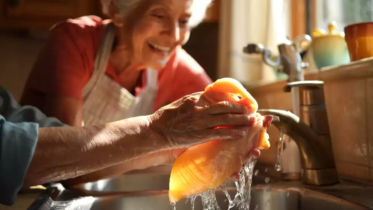Opravdu musíte kuře před vařením umývat? Pravda, kterou vám matka a babička nikdy neřekly
