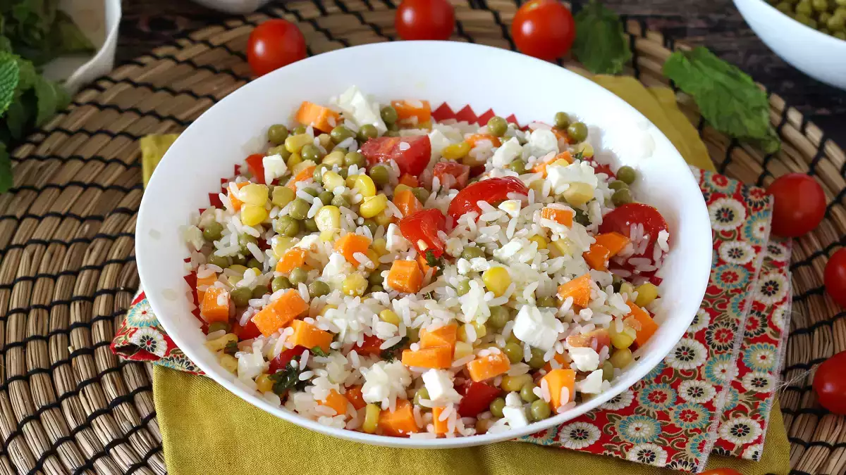 Saláty ze zbytků: 17 receptů, jak proměnit zbytky v ledničce v neuvěřitelné pokrmy