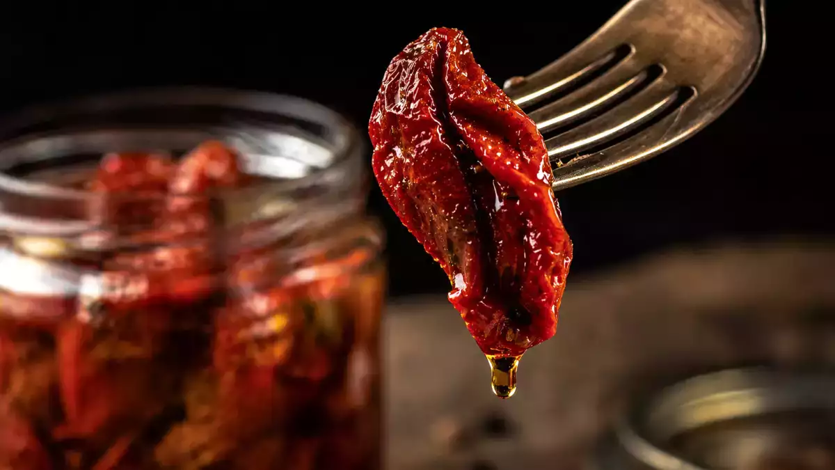 Sušená rajčata v oleji: koncentrát chuti ve spíži a 10 receptů, jak ho co nejlépe využít.