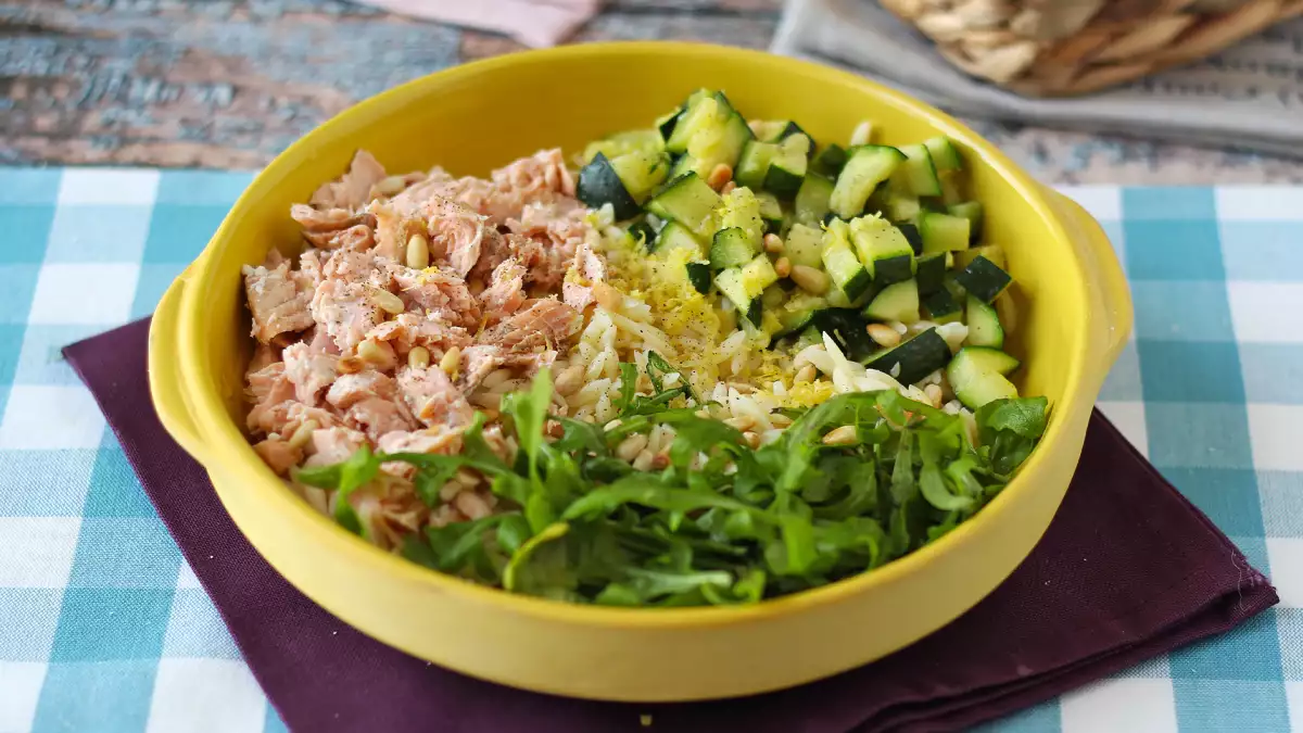 Orzo: co to je, jak se vaří a proč se tyto malé těstoviny tak dobře hodí do polévek, salátů a krémových jídel.