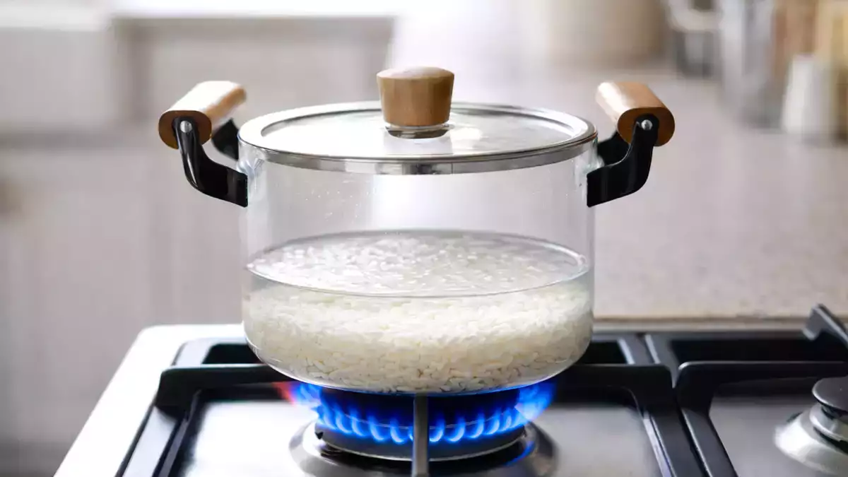 Nemusíte odměřovat vodu: jednoduchý trik pro sypkou rýži, který málokdo používá