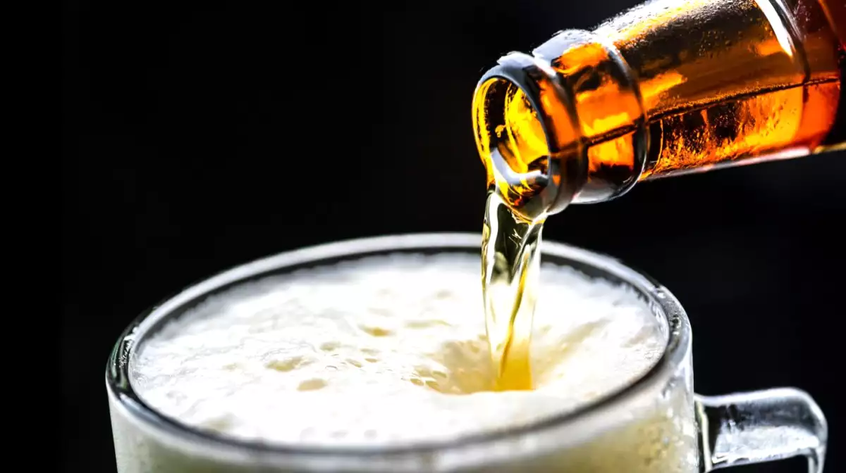 Proč pivo méně pění, když sklenici nakloníte?