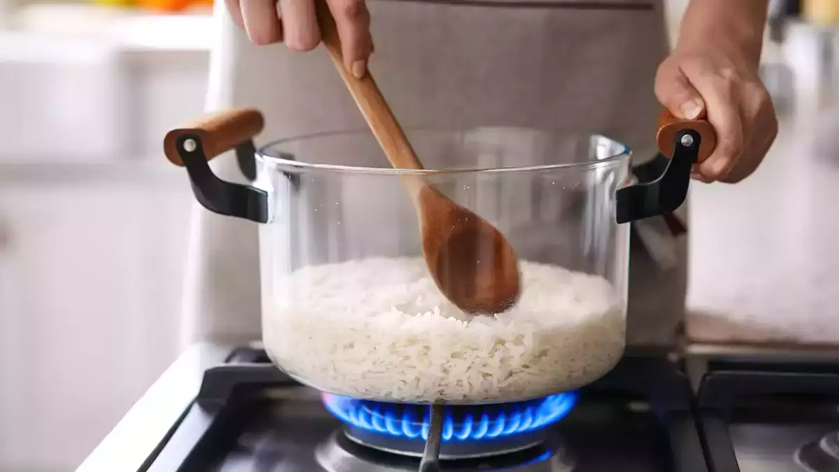 Jak bezchybně ohřát rýži a už nikdy ji nenechat suchou, tvrdou nebo rozmočenou