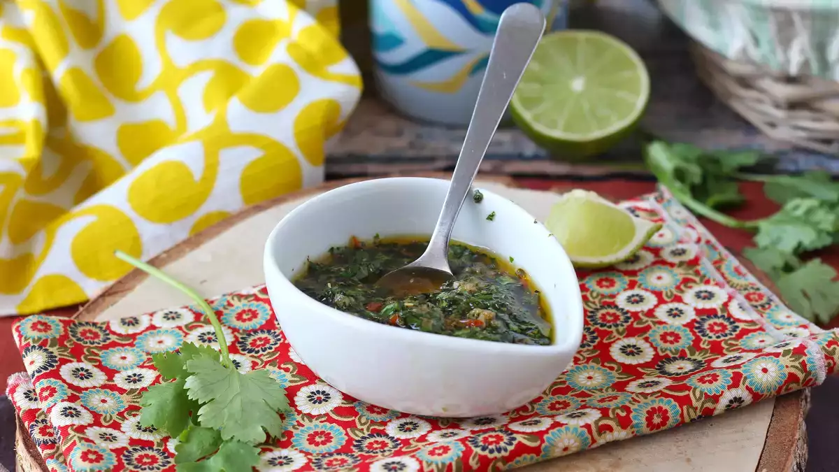 Chimichurri, argentinská omáčka, která si zaslouží místo na vašem grilu: z čeho se skládá a tři tipy, jak ji připravit k dokonalosti